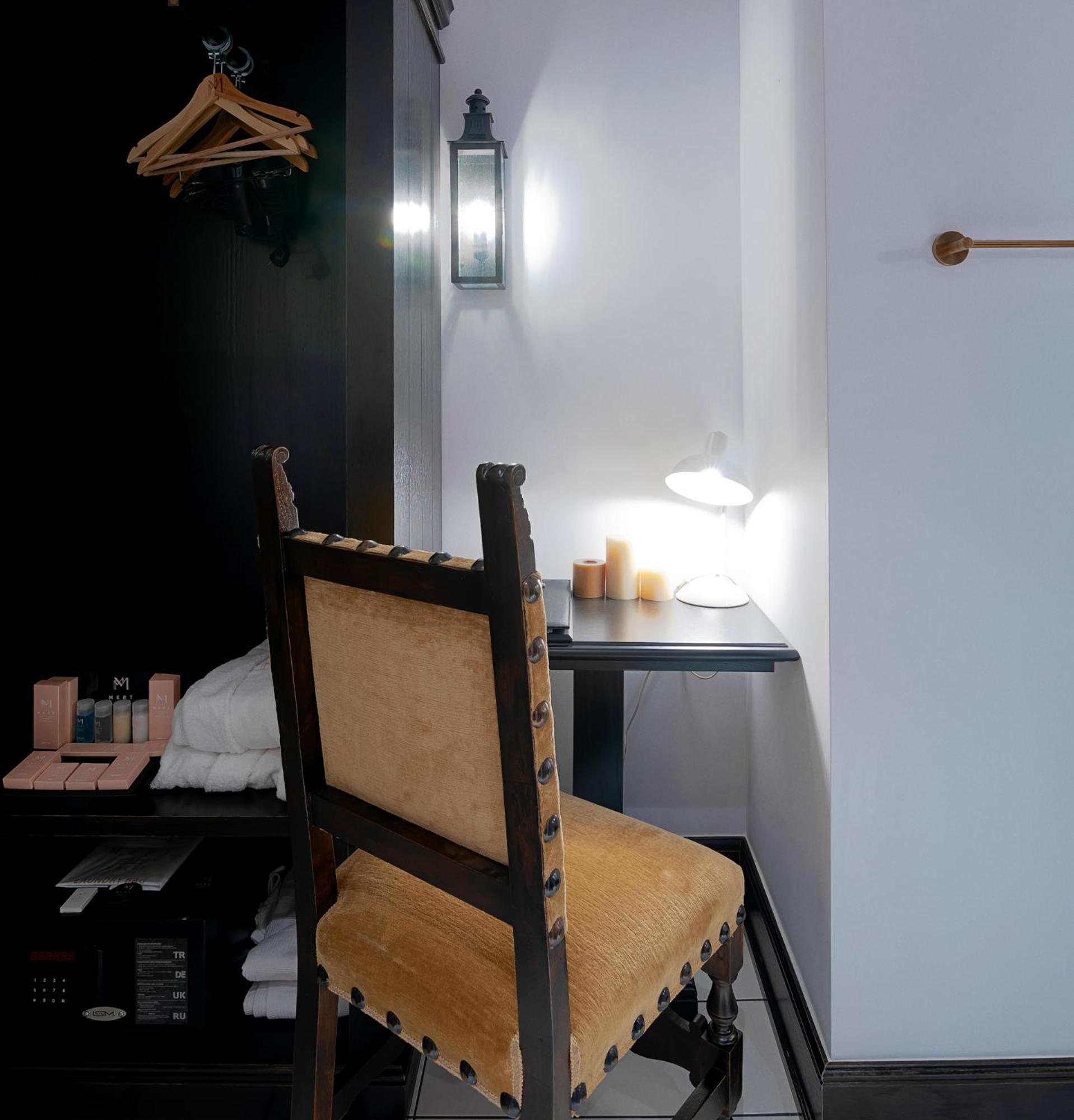 Mert Boutique Hotel Корча Экстерьер фото